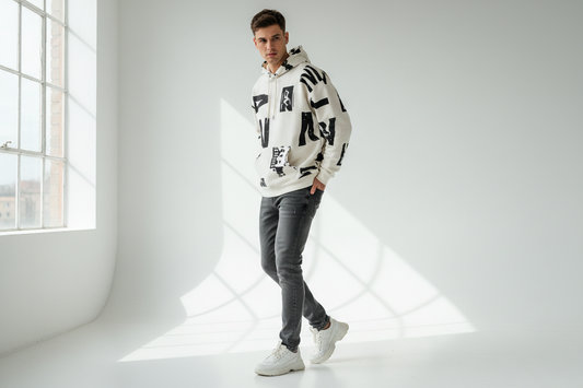 Hombre con jeans urbanos vista tres cuartos