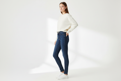 Mujer con jeans tiro alto vista lateral