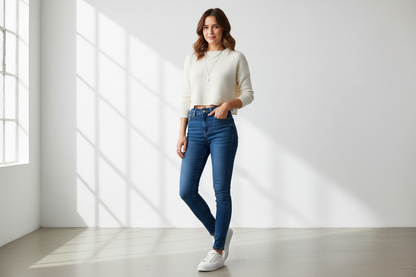 Mujer con jeans tiro alto vista tres cuartos