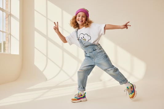 Niña con polera vista tres cuartos