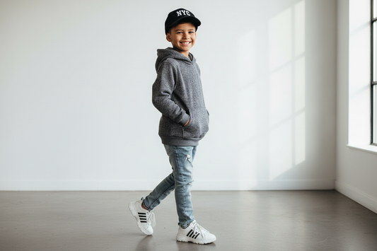 Niño con polerón vista tres cuartos